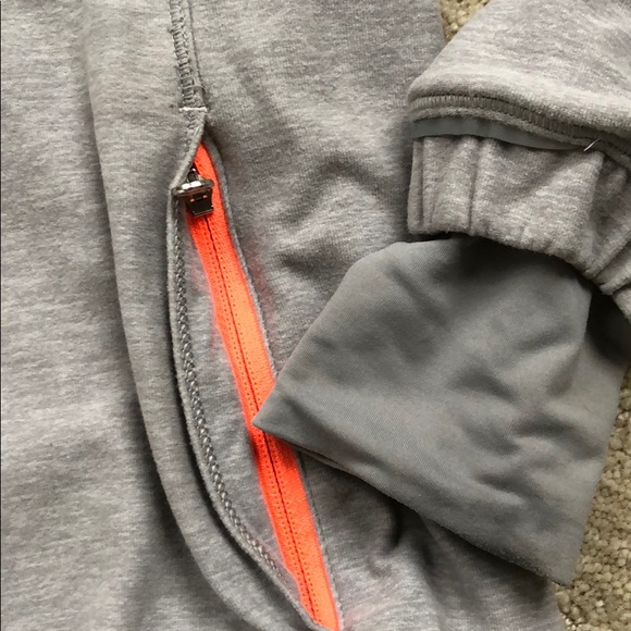 Grey sweatshirt super comfy lululemon - Picture 6 of 7